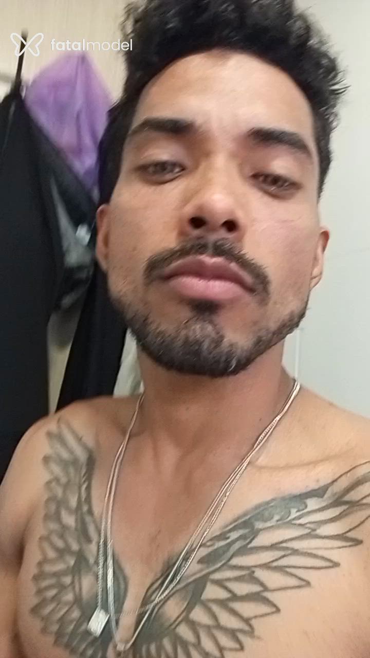 Acompanhante homem com cabelo castanho de olhos pretos - Josue