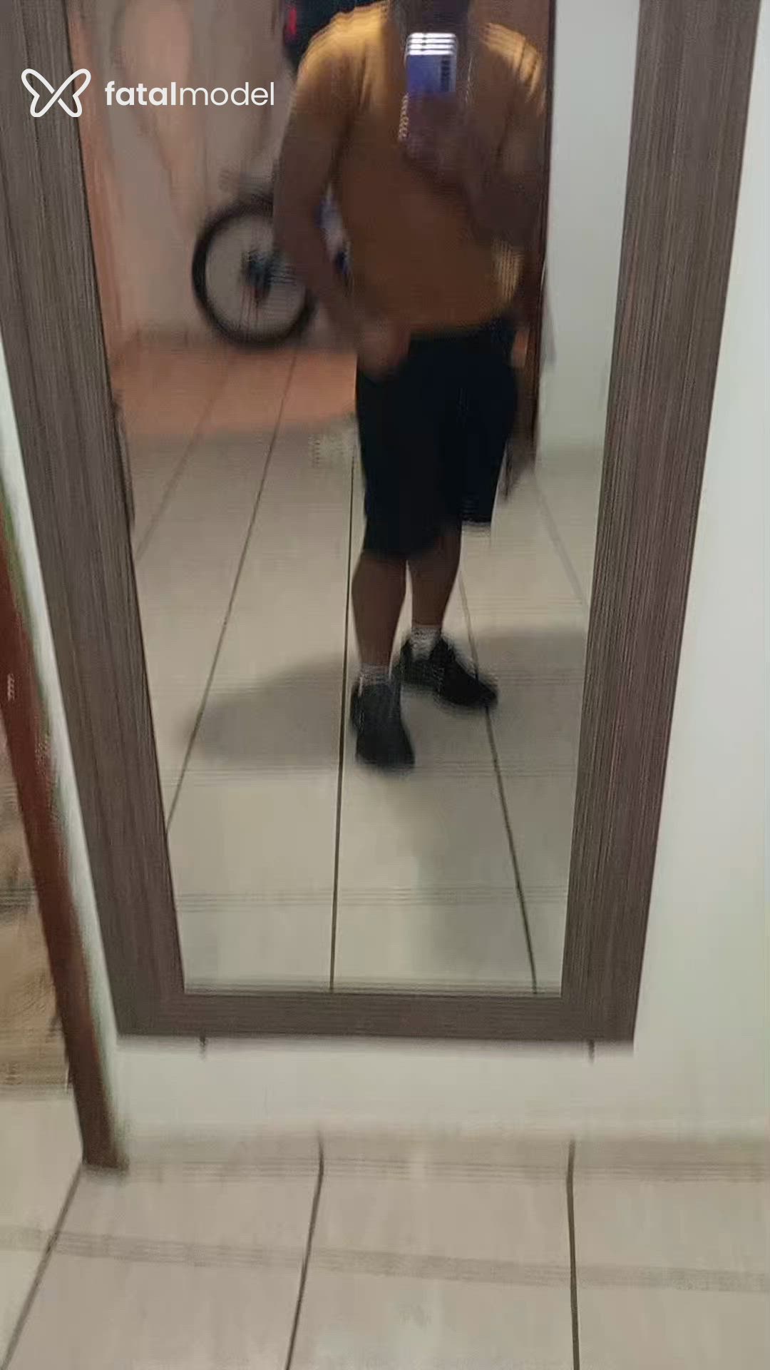 Acompanhante homem com cabelo castanho de olhos pretos - Josue