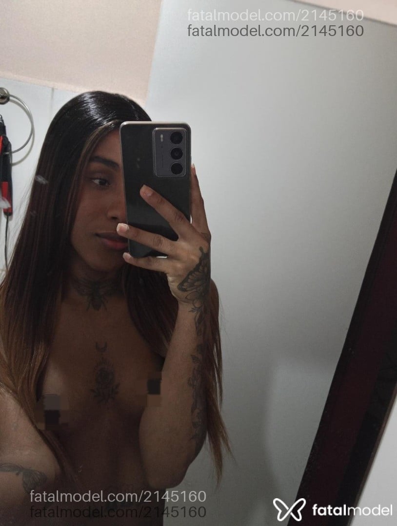 Acompanhante mulher trans com cabelo castanho de olhos pretos - Emanuella