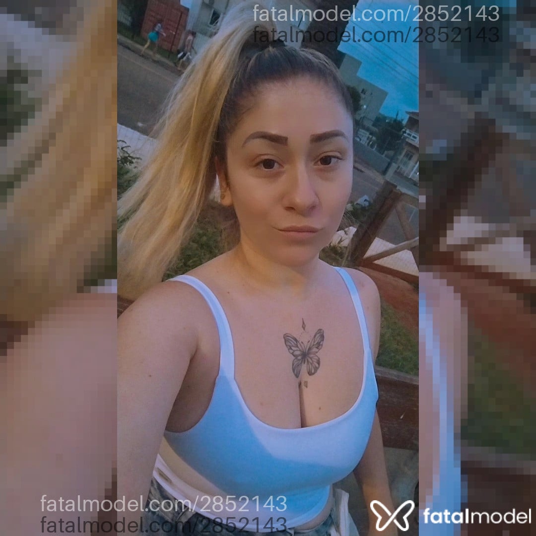 Acompanhante mulher loira (o) de olhos castanhos - Amora