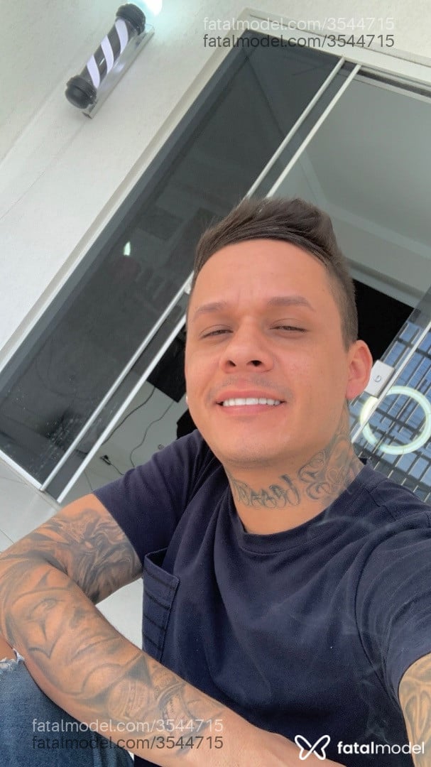 Acompanhante homem com cabelo castanho de olhos mel - Gustavo