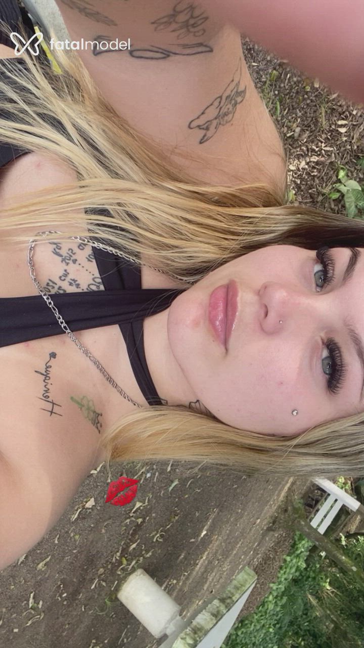 Acompanhante mulher com cabelo castanho de olhos azuis - Ah Mello