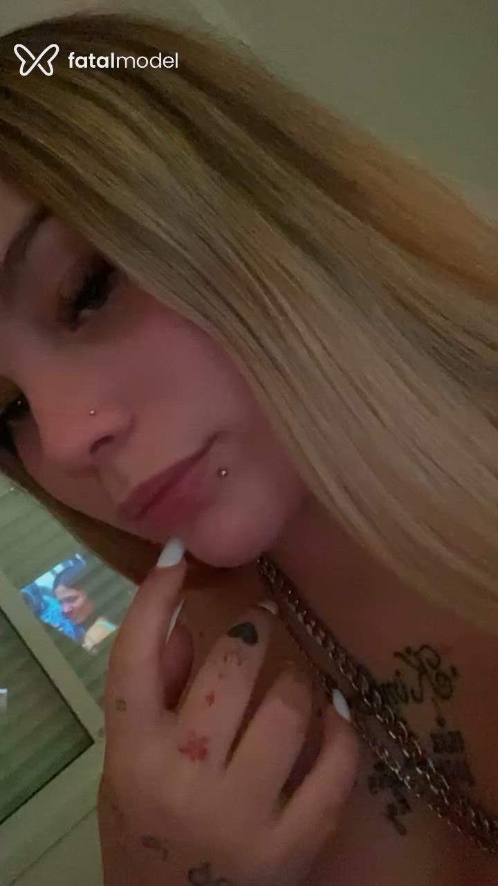 Acompanhante mulher com cabelo castanho de olhos azuis - Ah Mello