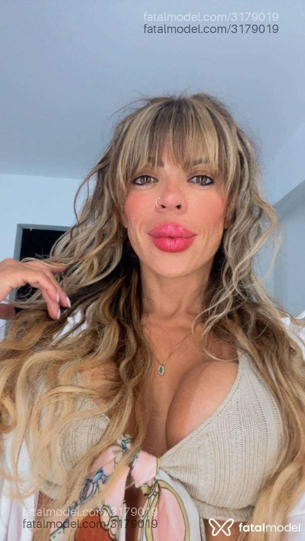 Acompanhante mulher loira (o) de olhos mel - Nicky