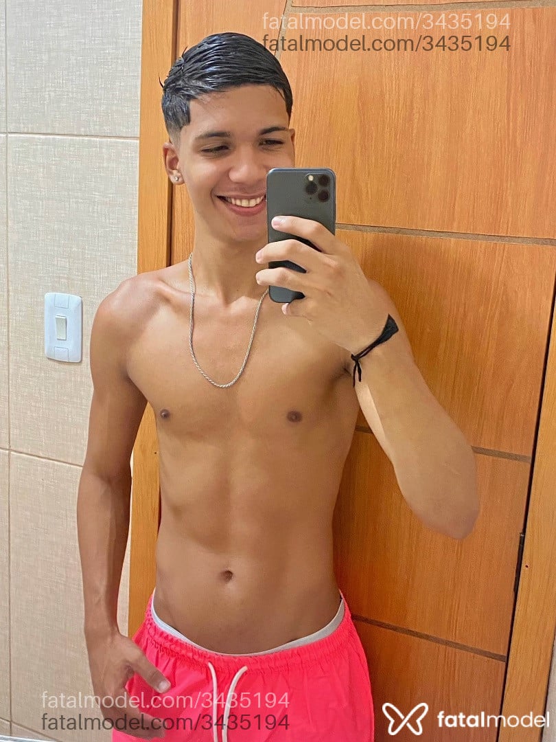 Acompanhante homem morena (o) de olhos castanhos - Theohott Acompanhante homem morena (o) de olhos castanhos - Theohott