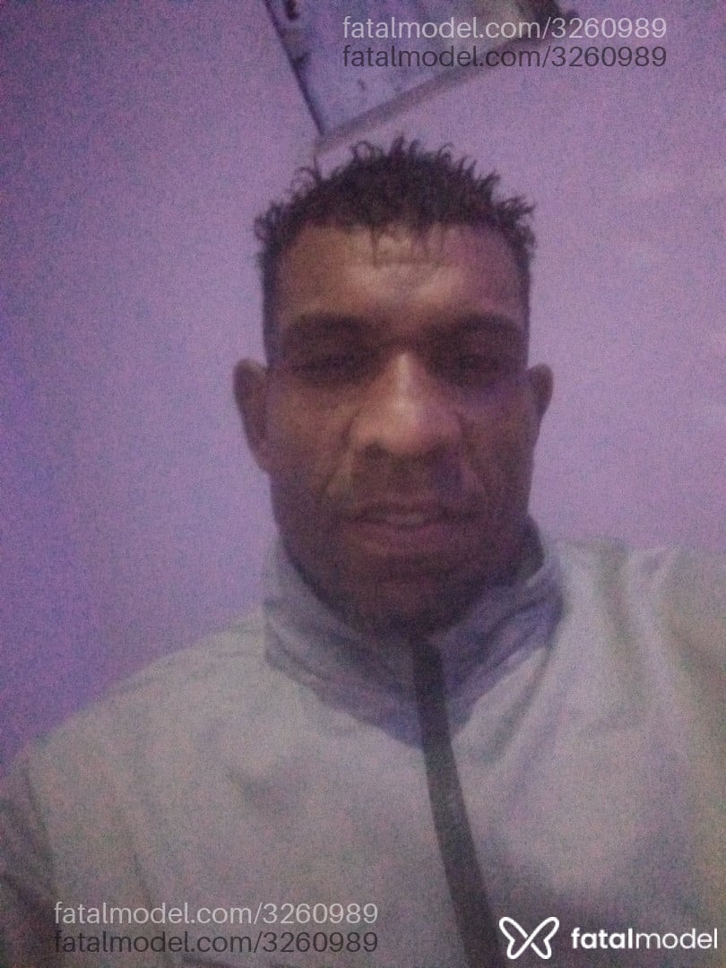 Acompanhante homem com cabelo castanho de olhos castanhos - Cijey