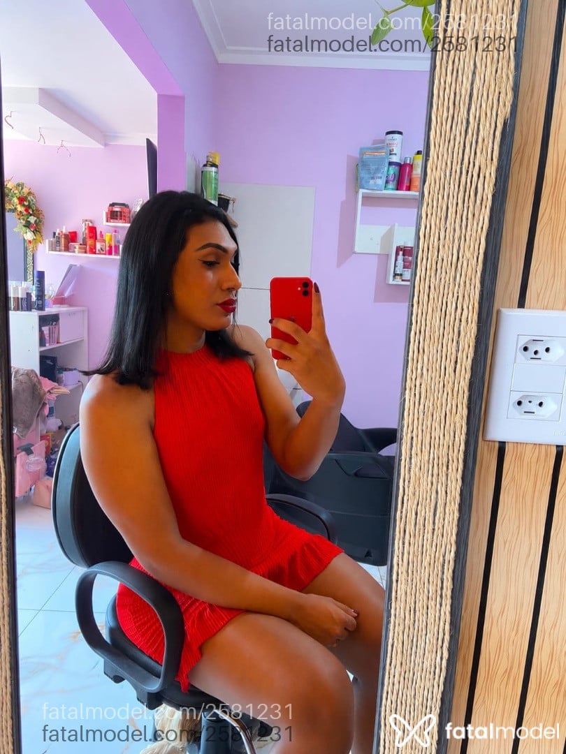 Acompanhante mulher trans com cabelo castanho de olhos pretos - Luana Alfaia
