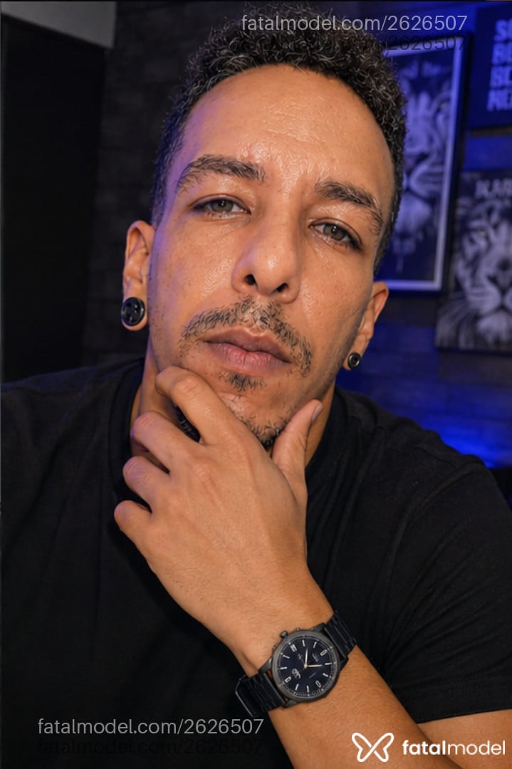 Acompanhante homem com cabelo grisalho de olhos verdes - Navarro