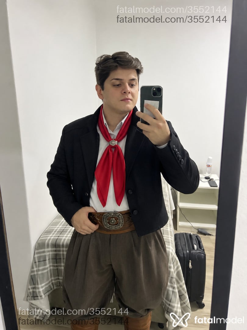 Acompanhante homem com cabelo castanho de olhos castanhos - Lucas Passi Acompanhante homem com cabelo castanho de olhos castanhos - Lucas Passi