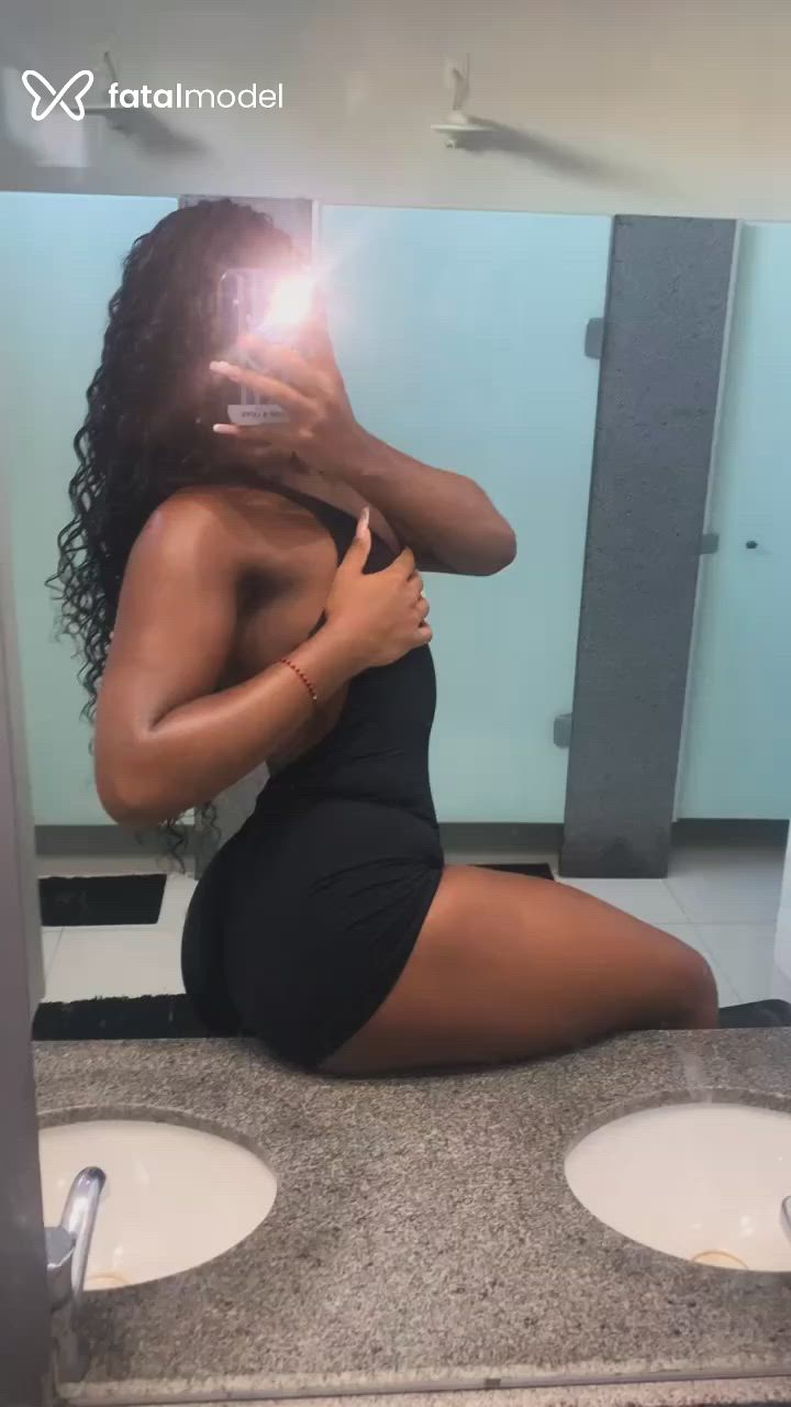 Acompanhante mulher trans morena (o) de olhos pretos - Cacau