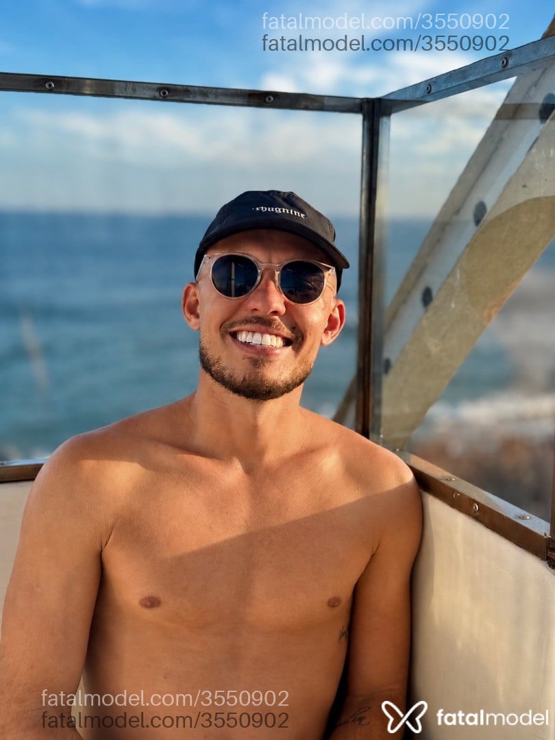 Acompanhante homem loira (o) de olhos verdes - Felipe