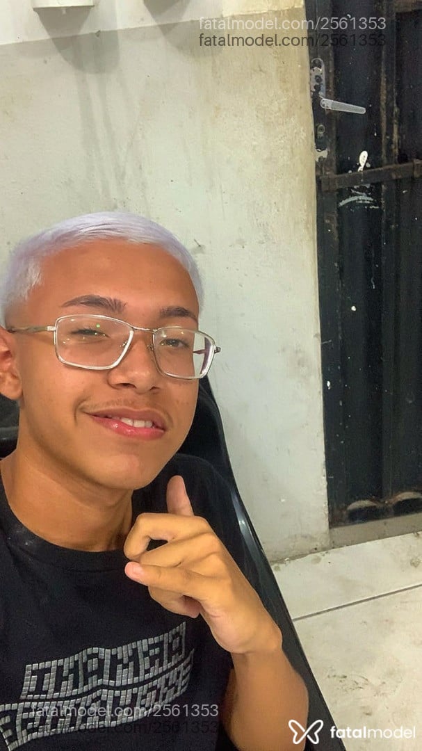 Acompanhante homem com cabelo castanho de olhos castanhos - Lima