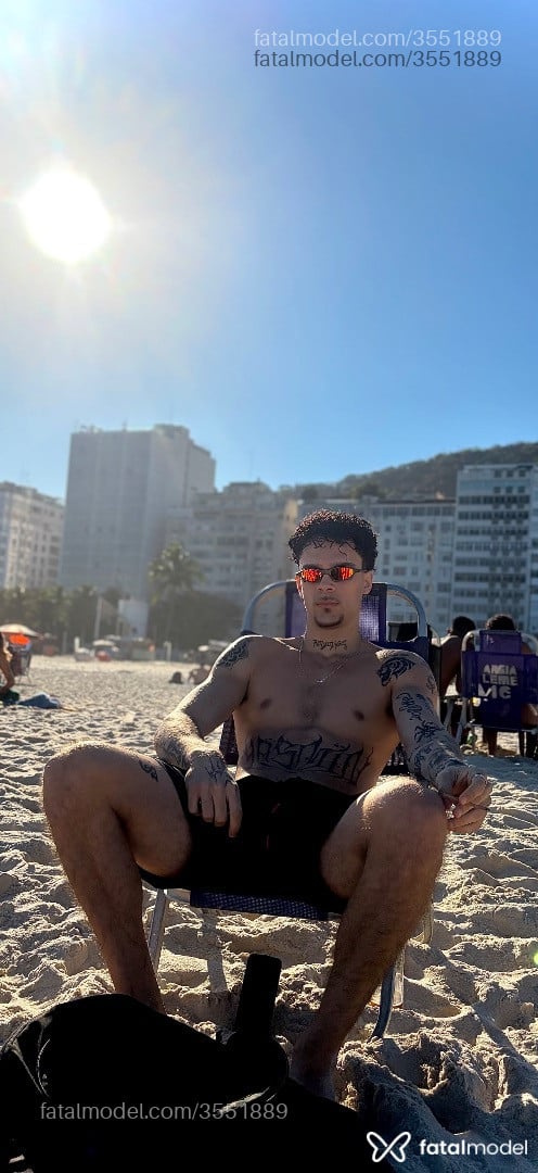 Acompanhante homem com cabelo castanho de olhos verdes - Akmee