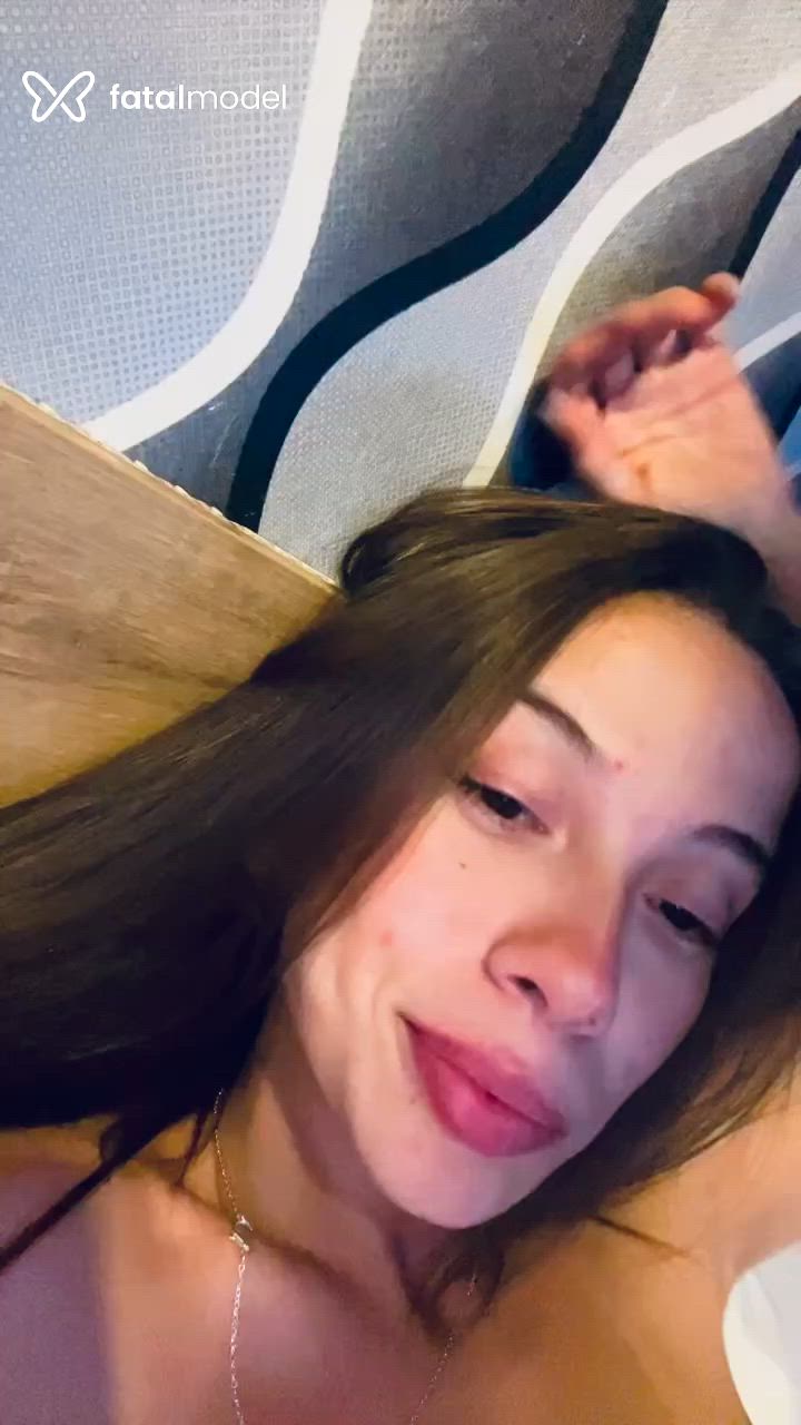 Acompanhante mulher loira (o) de olhos castanhos - Sophy