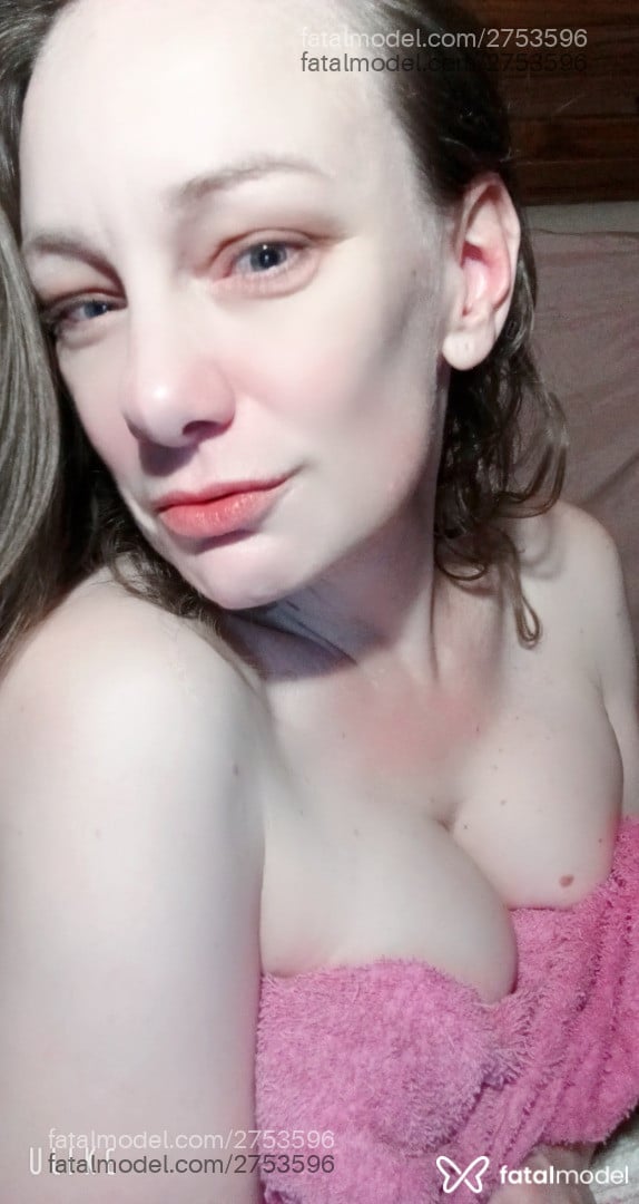 Acompanhante mulher loira (o) de olhos azuis - Julie Squalor