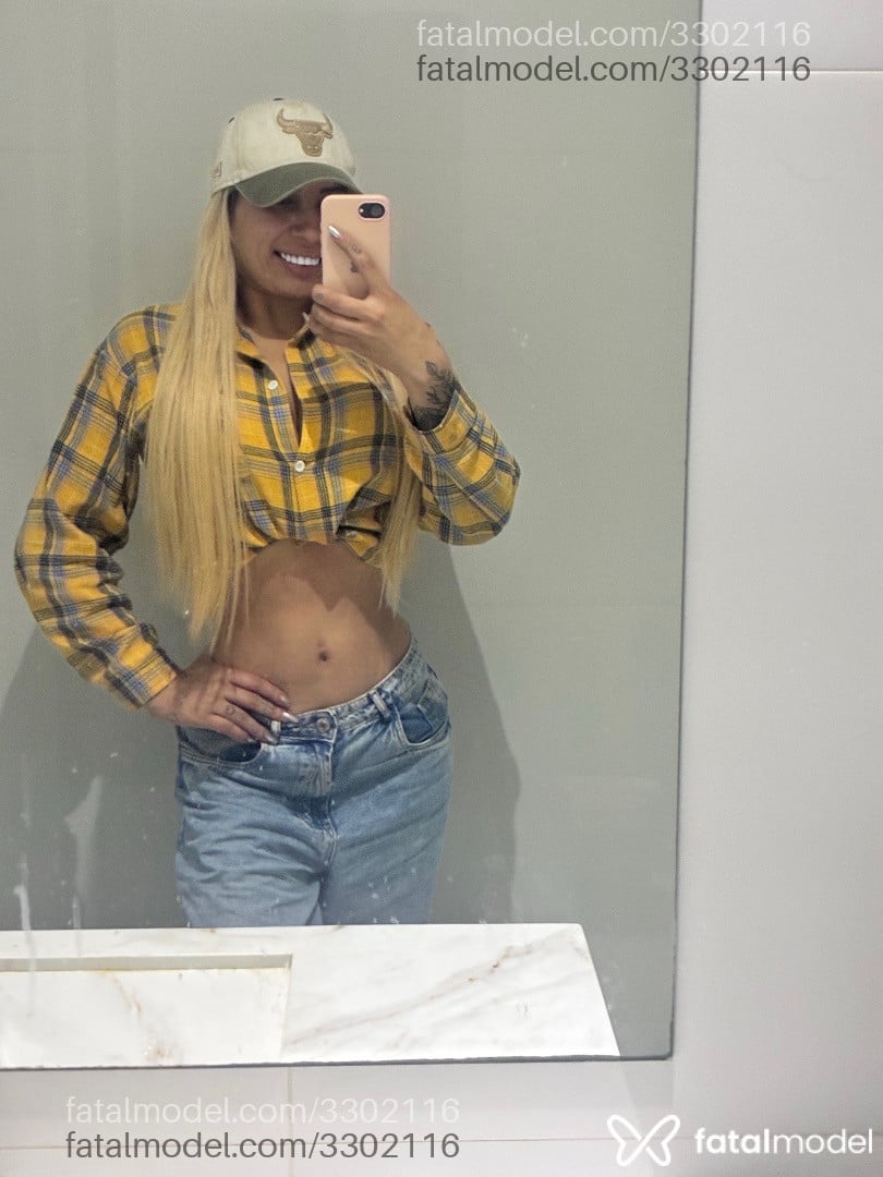 Acompanhante mulher loira (o) de olhos pretos - Bel Santos