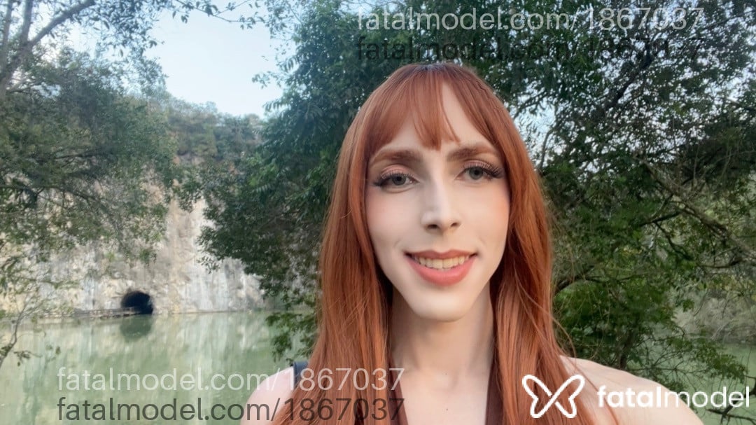 Acompanhante mulher trans ruiva (o) de olhos pretos - Verônica Fisher