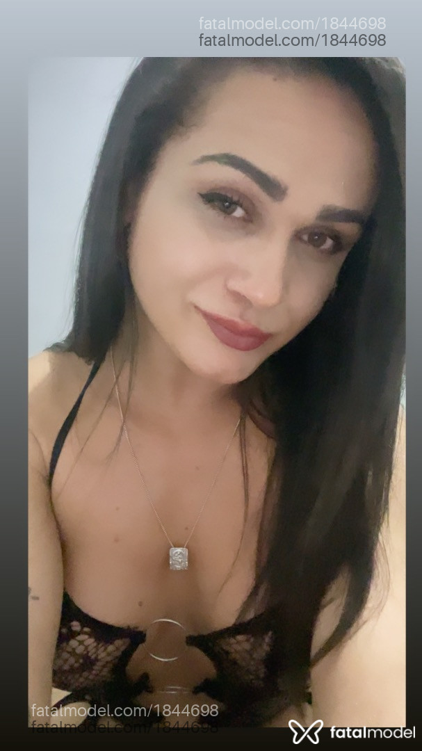 Acompanhante mulher trans com cabelo castanho de olhos verdes - Letícia Souza