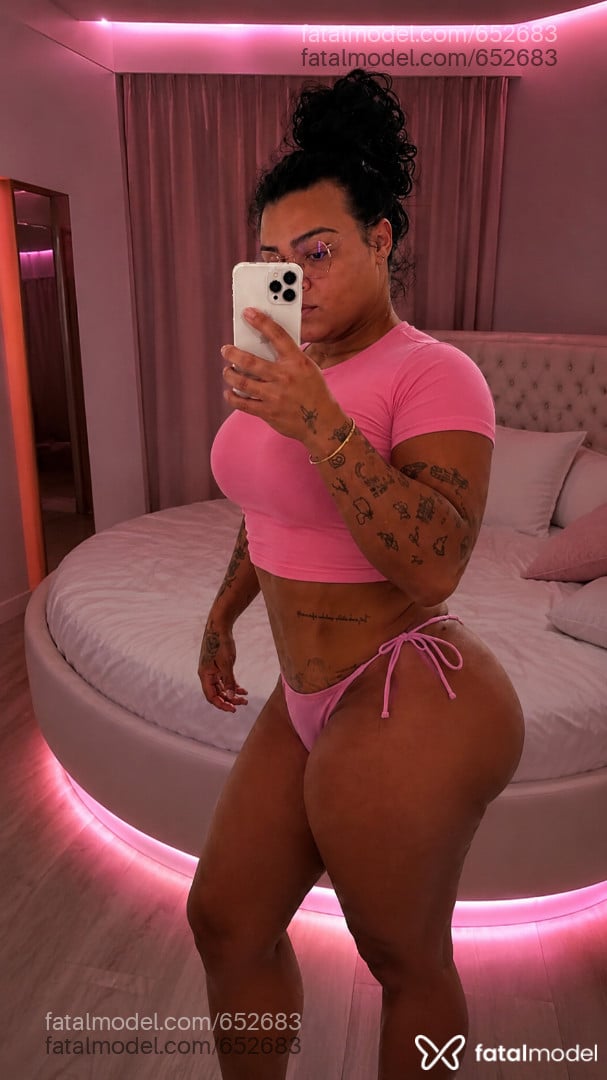 Acompanhante mulher trans com cabelo castanho de olhos castanhos - Nicky