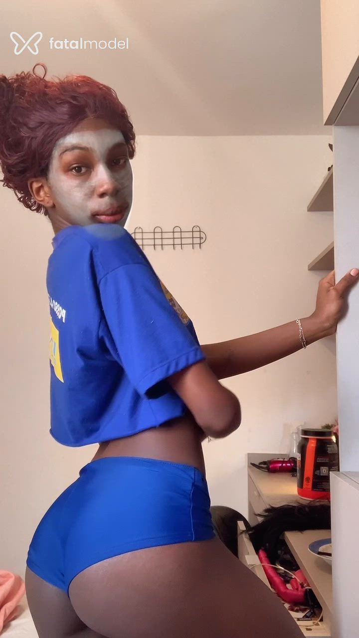 Acompanhante mulher trans morena (o) de olhos pretos - Júlia Frasseti