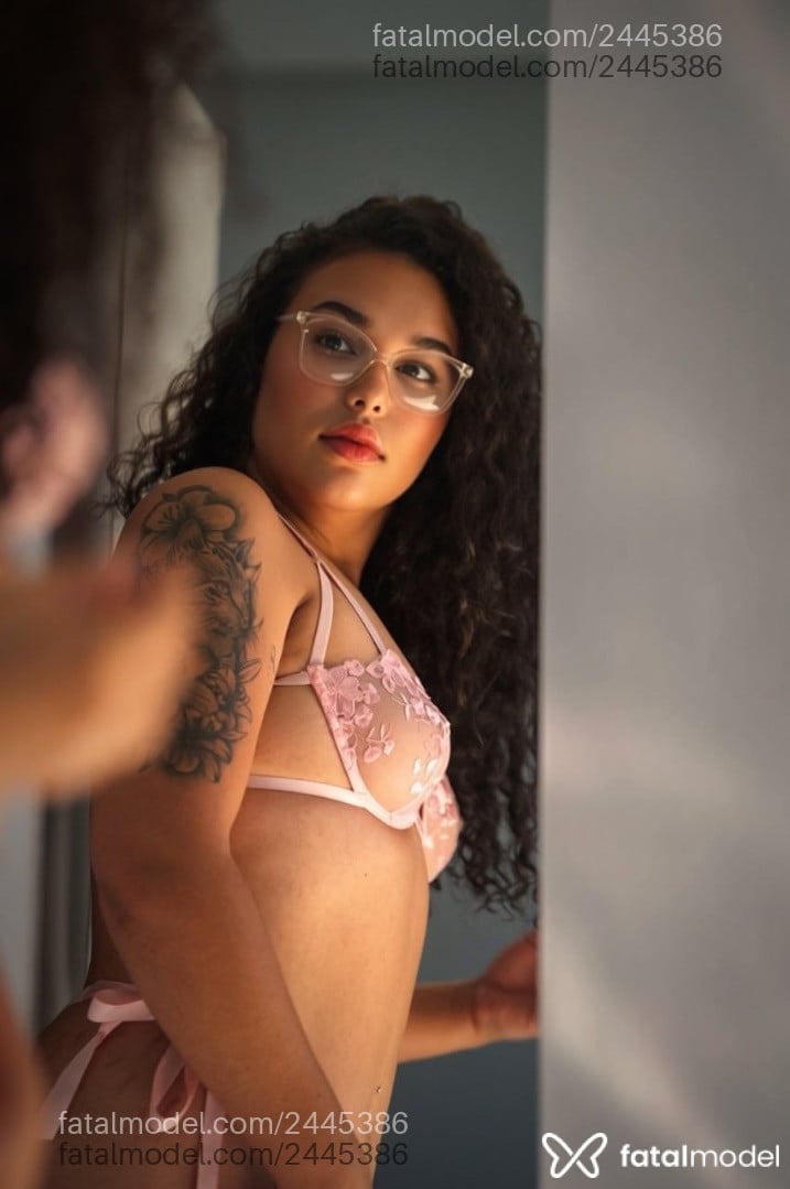 Acompanhante mulher morena (o) de olhos castanhos - Ayla Monteiro