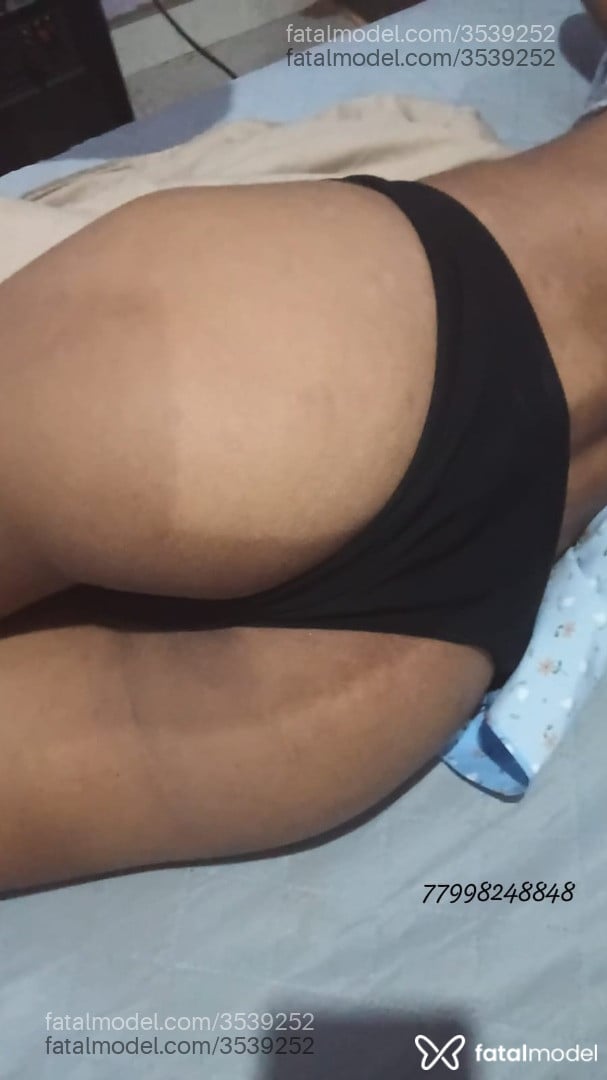 Acompanhante mulher trans com cabelo castanho de olhos pretos - Octávia