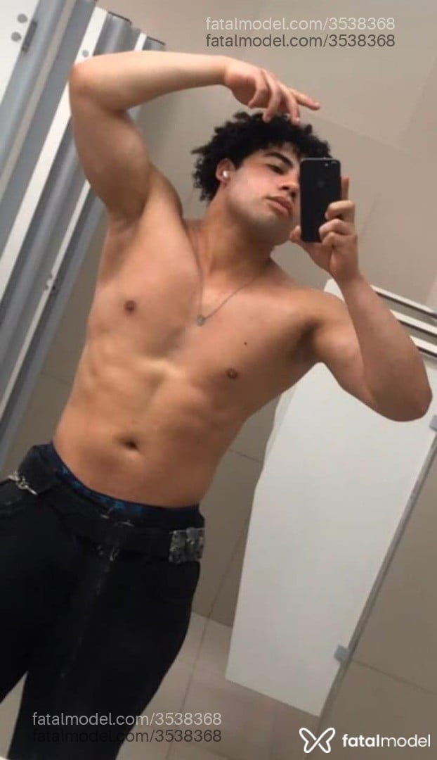 Acompanhante homem com cabelo castanho de olhos pretos - Dario Rafael