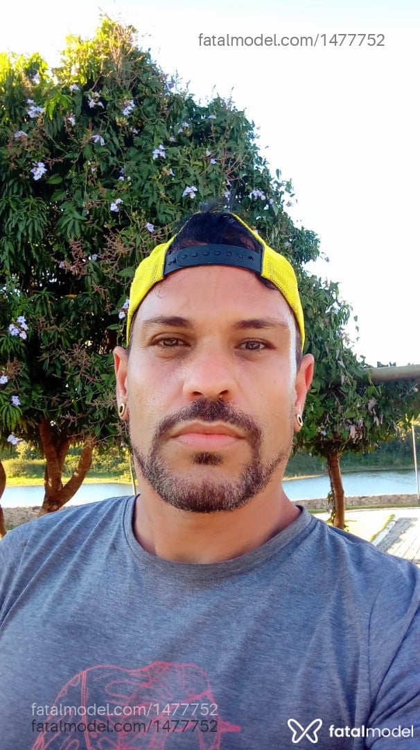 Acompanhante homem com cabelo castanho de olhos castanhos - Diego Rocha