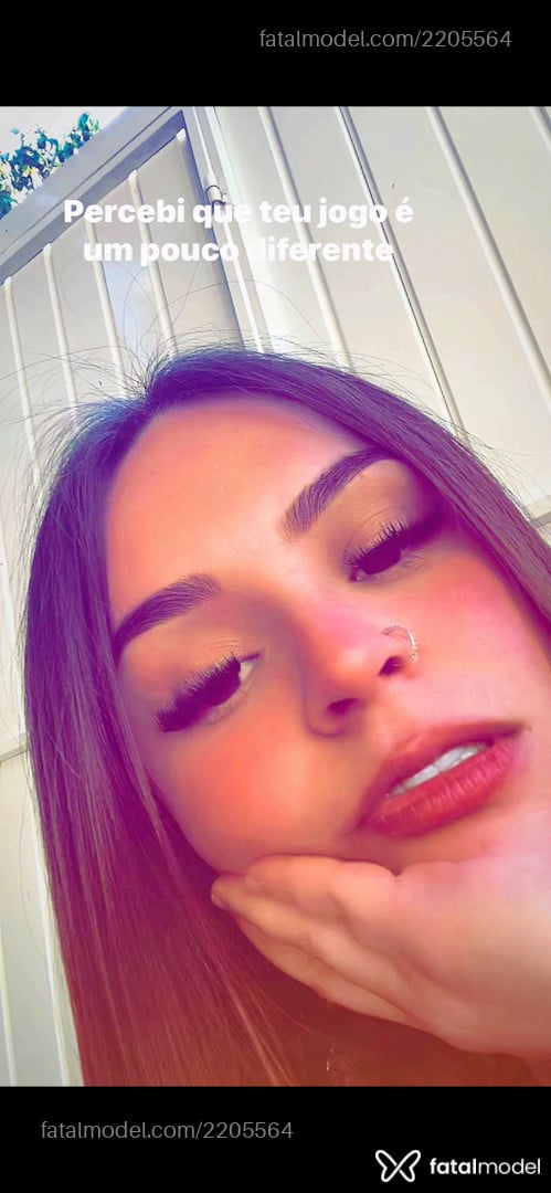 Acompanhante mulher com cabelo castanho de olhos castanhos - Lunna Acompanhante mulher com cabelo castanho de olhos castanhos - Lunna