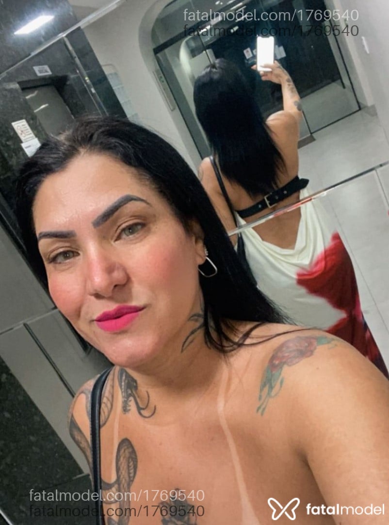 Acompanhante mulher com cabelo castanho de olhos verdes - Rebeca Prado