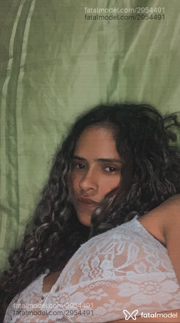 Acompanhante mulher loira (o) de olhos castanhos - Milena