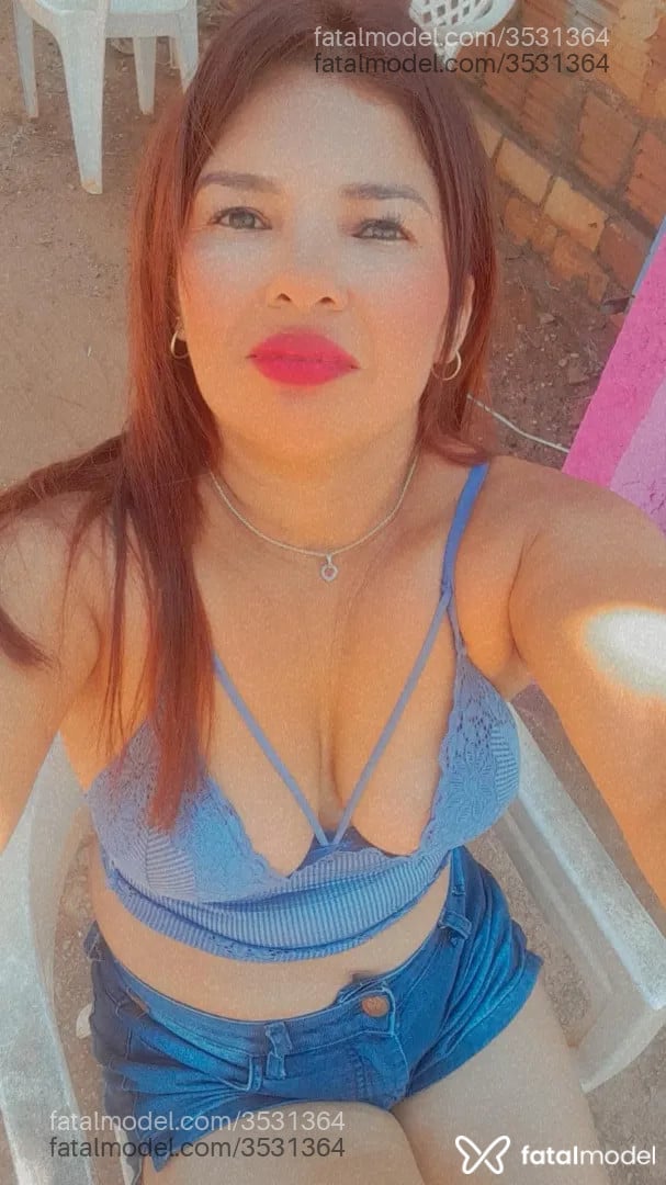 Acompanhante mulher com cabelo colorido de olhos castanhos - Pantera Negra