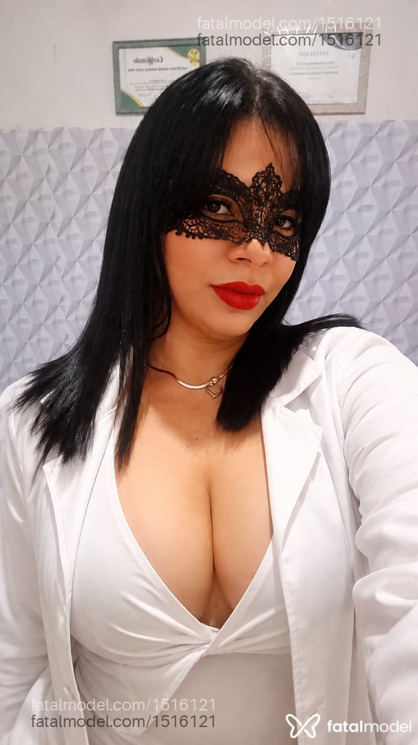 Acompanhante mulher com cabelo castanho de olhos pretos - Vi Sousa