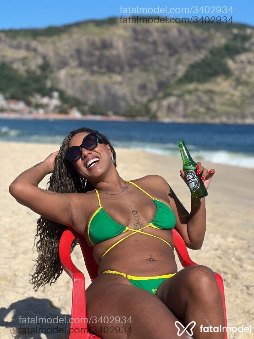 Acompanhante mulher morena (o) de olhos pretos - Agnes Luz