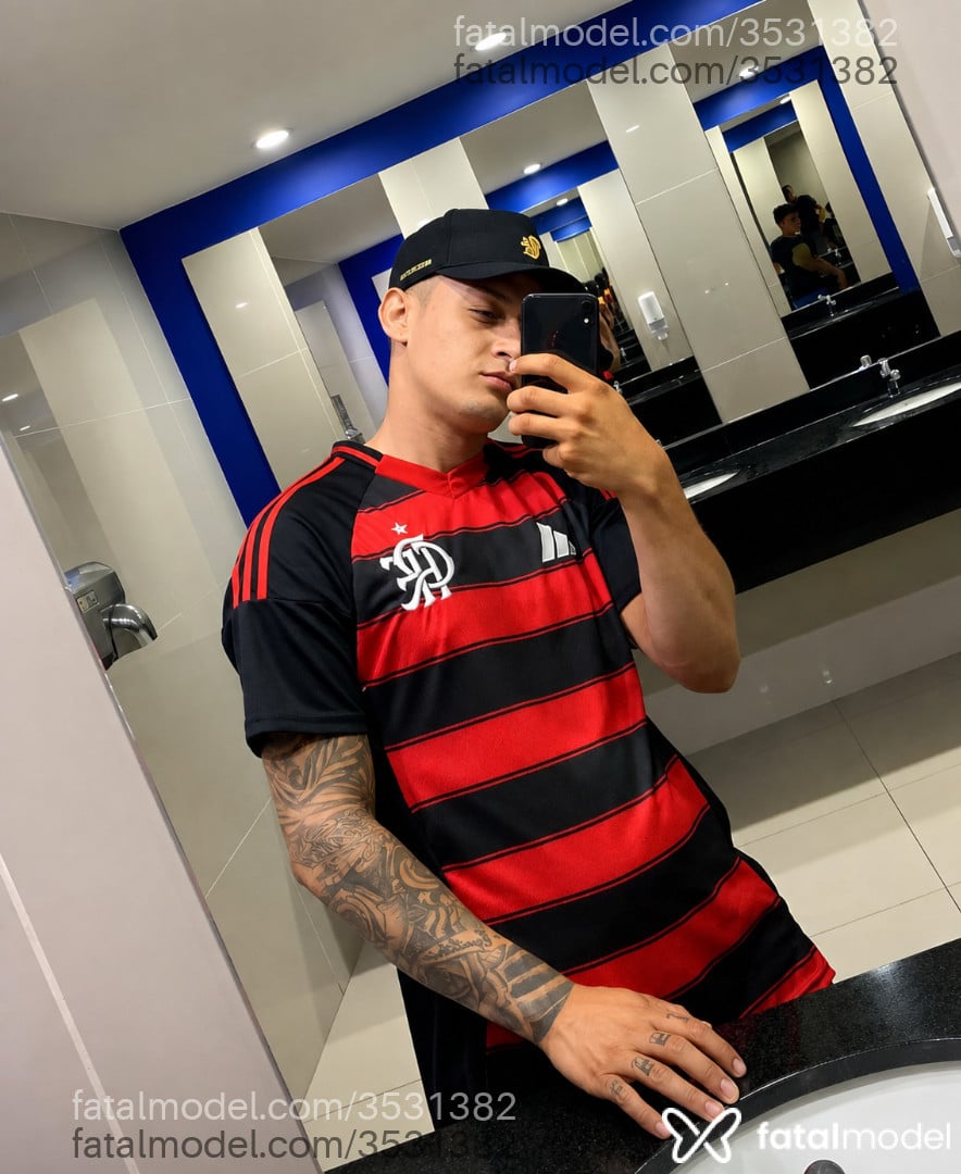 Acompanhante homem com cabelo castanho de olhos pretos - Olliver Acompanhante homem com cabelo castanho de olhos pretos - Olliver