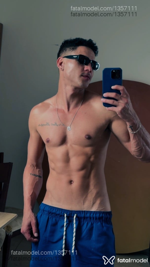 Acompanhante homem com cabelo castanho de olhos castanhos - Jefersom Acompanhante homem com cabelo castanho de olhos castanhos - Jefersom
