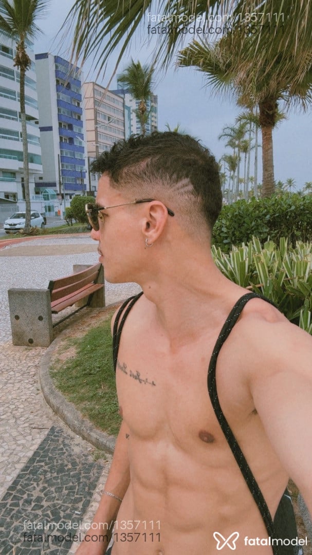 Acompanhante homem com cabelo castanho de olhos castanhos - Jefersom Acompanhante homem com cabelo castanho de olhos castanhos - Jefersom