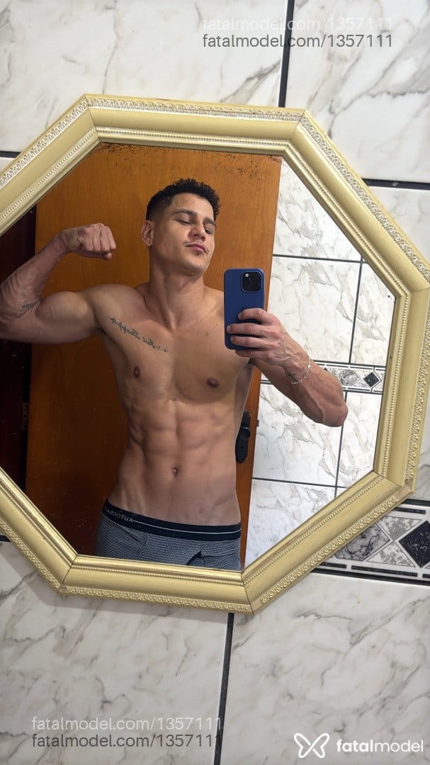 Acompanhante homem com cabelo castanho de olhos castanhos - Isaac