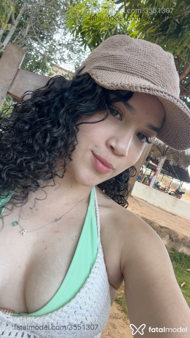 Acompanhante mulher com cabelo castanho de olhos castanhos - Giovanna Benjamim Acompanhante mulher com cabelo castanho de olhos castanhos - Giovanna Benjamim