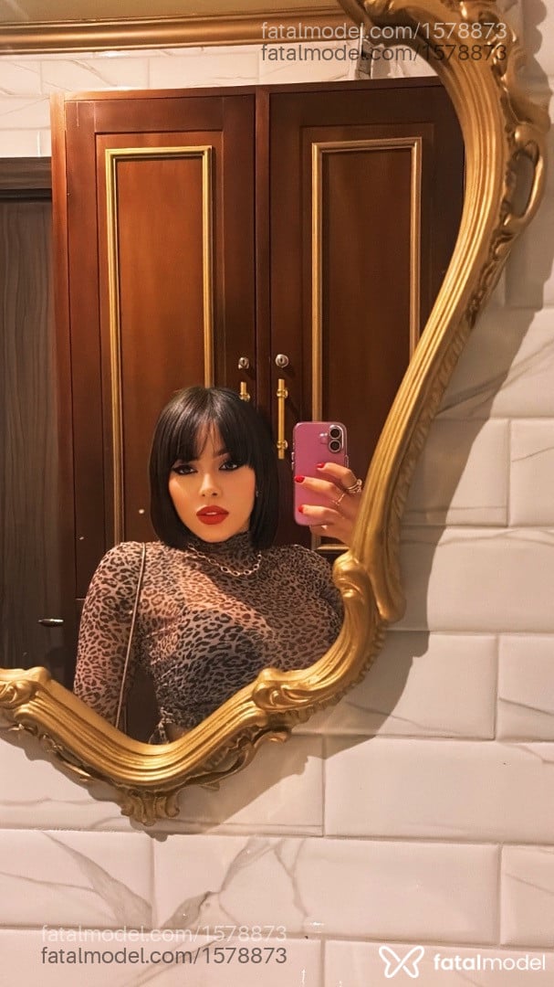 Acompanhante mulher com cabelo castanho de olhos mel - Yumi Satto