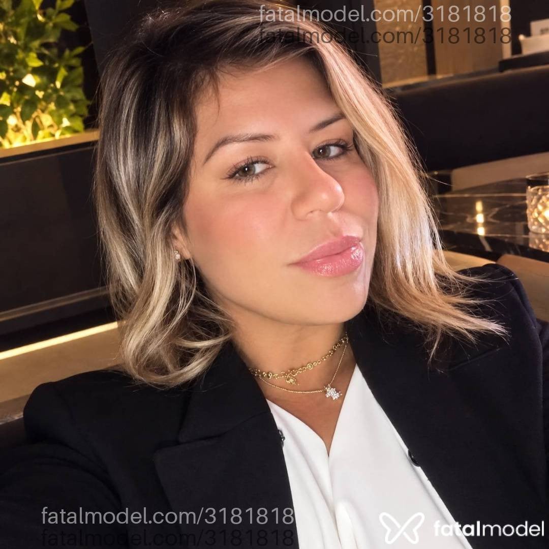 Acompanhante mulher loira (o) de olhos castanhos - Roalves