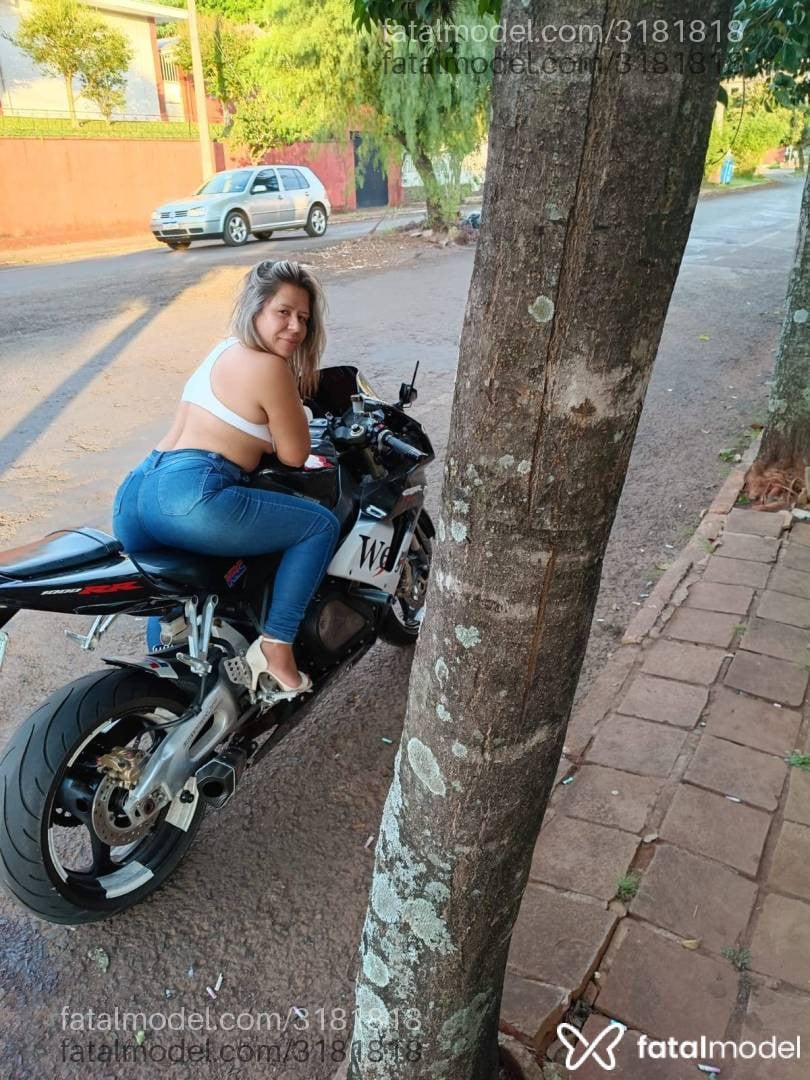 Acompanhante mulher loira (o) de olhos castanhos - Roalves