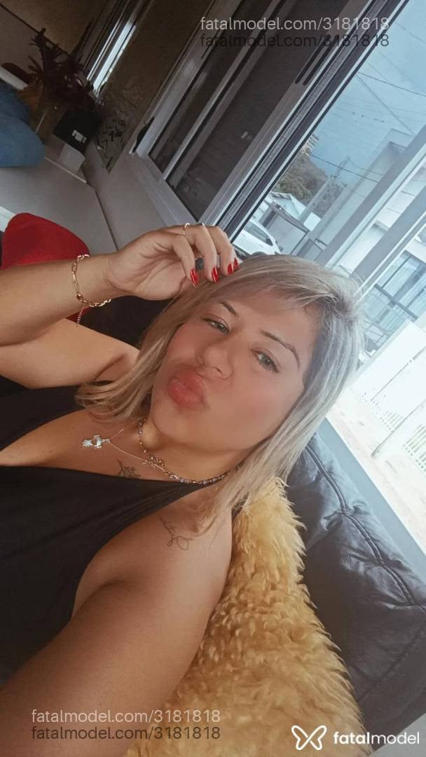 Acompanhante mulher loira (o) de olhos castanhos - Roalves