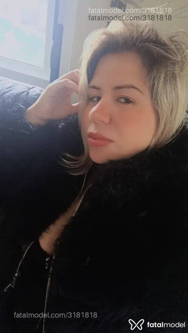 Acompanhante mulher loira (o) de olhos castanhos - Roalves