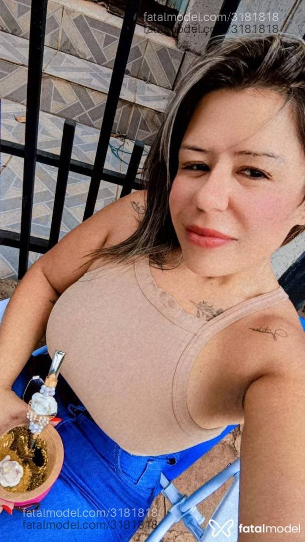 Acompanhante mulher loira (o) de olhos castanhos - Roalves