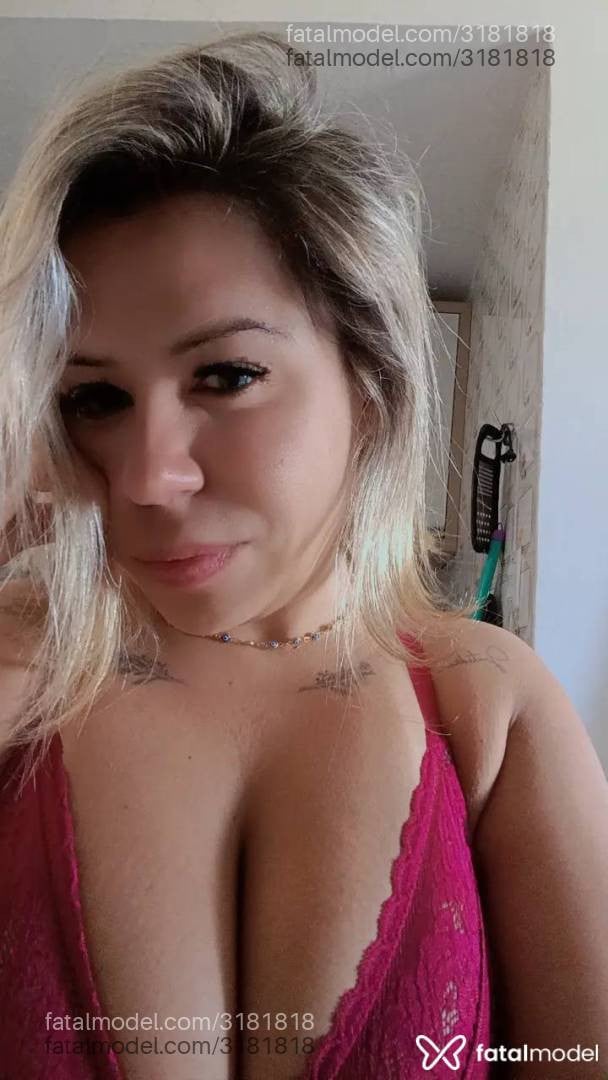 Acompanhante mulher loira (o) de olhos castanhos - Roalves