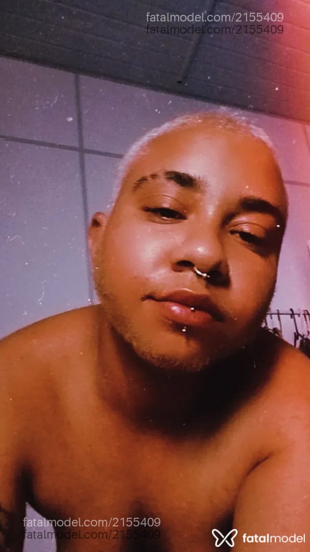 Acompanhante homem trans com cabelo colorido de olhos castanhos - Kauã