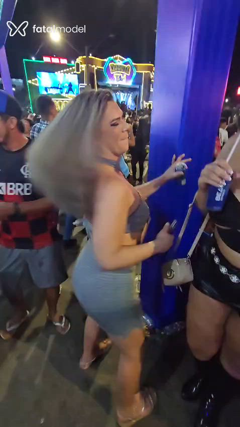 Acompanhante mulher trans loira (o) de olhos castanhos - Purinha