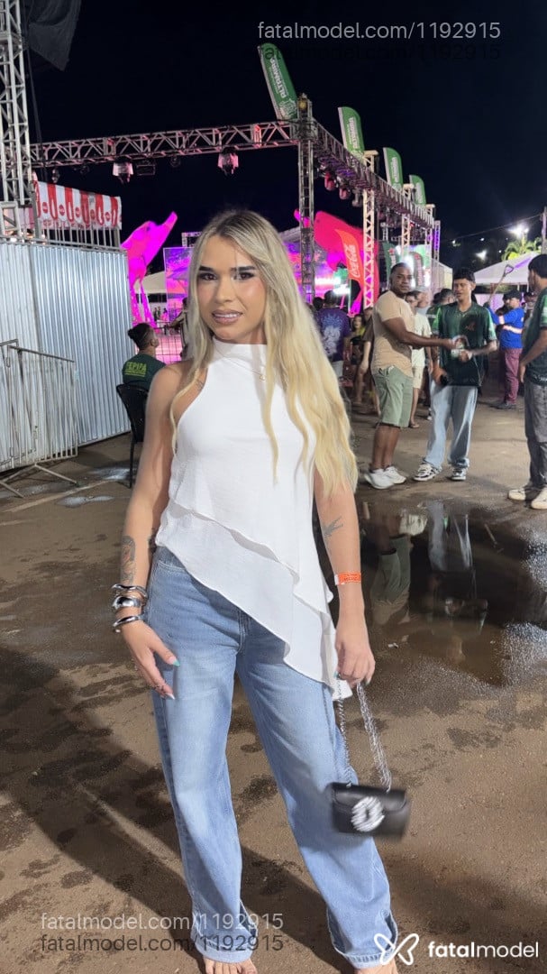 Acompanhante mulher trans loira (o) de olhos cinza - Heloísa