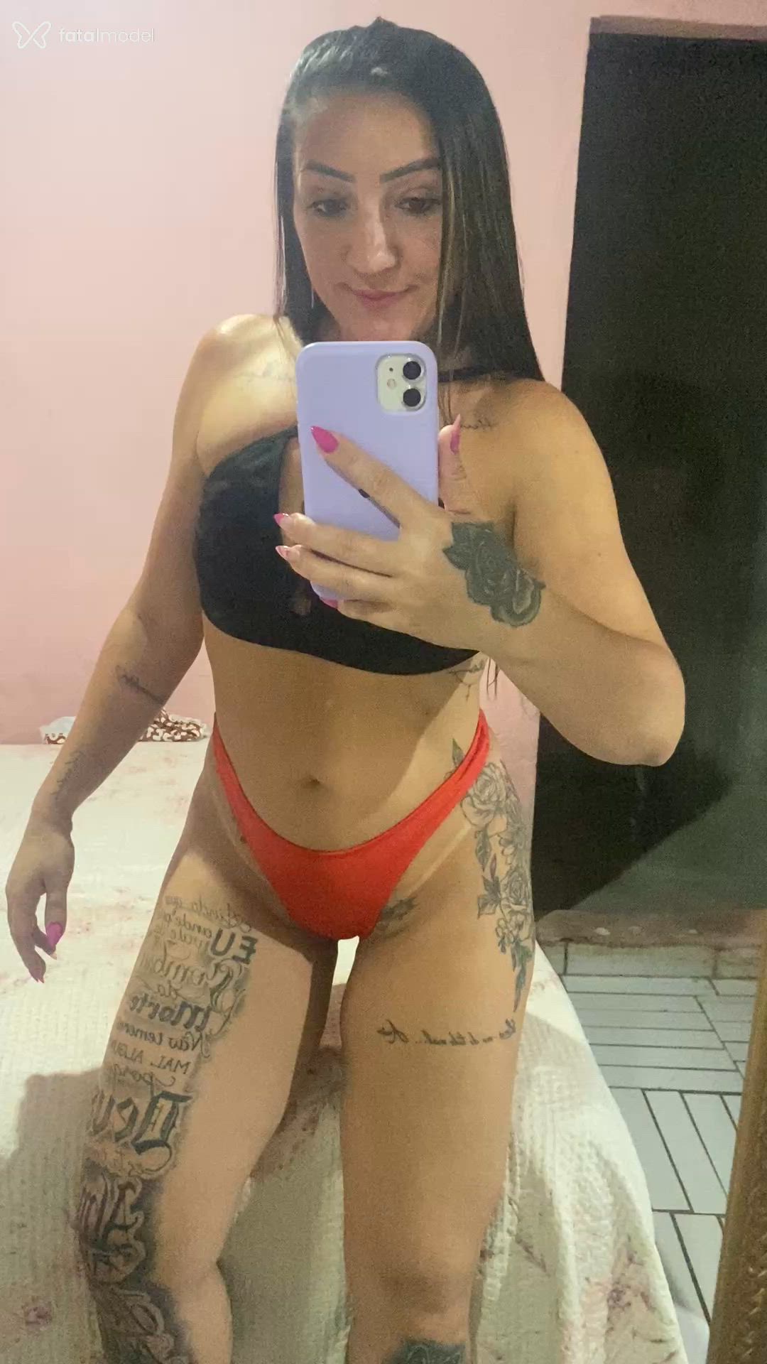 Acompanhante mulher com cabelo colorido de olhos castanhos - Ah Cabulozinha